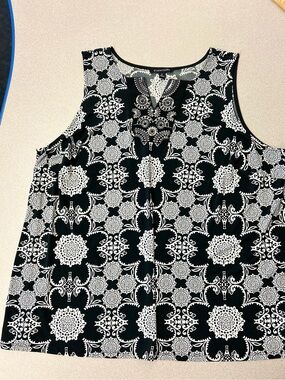 41 Hawthorn Embellished Split Neck Sleeveless Knit Top Black White Geometric 3XL